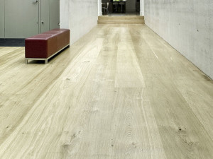 Pavimenti in Legno Nodato e chiaro