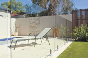 balaustre in vetro lato piscina