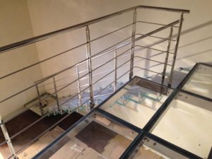 soppalco in vetro con parapetto in acciaio